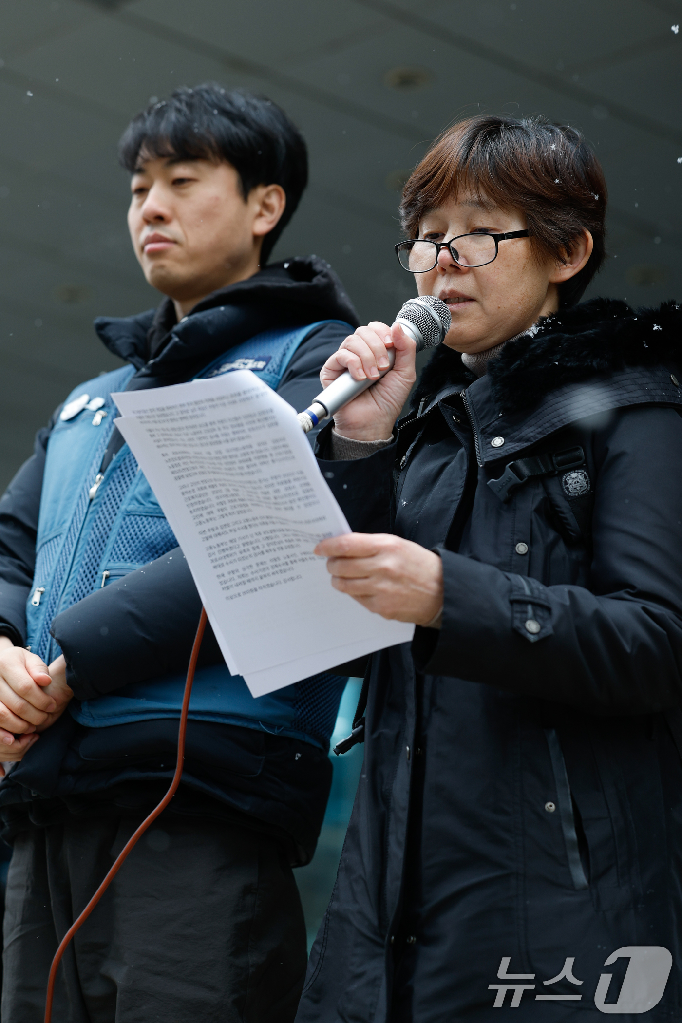 (서울=뉴스1) 안은나 기자 = 2020년 쿠팡 물류센터에서 과로로 숨진 고(故) 장덕준 씨 어머니 박미숙 씨가 12일 오후 중구 서울지방고용노동청 앞에서 쿠팡 창업자 김범석 의장 …