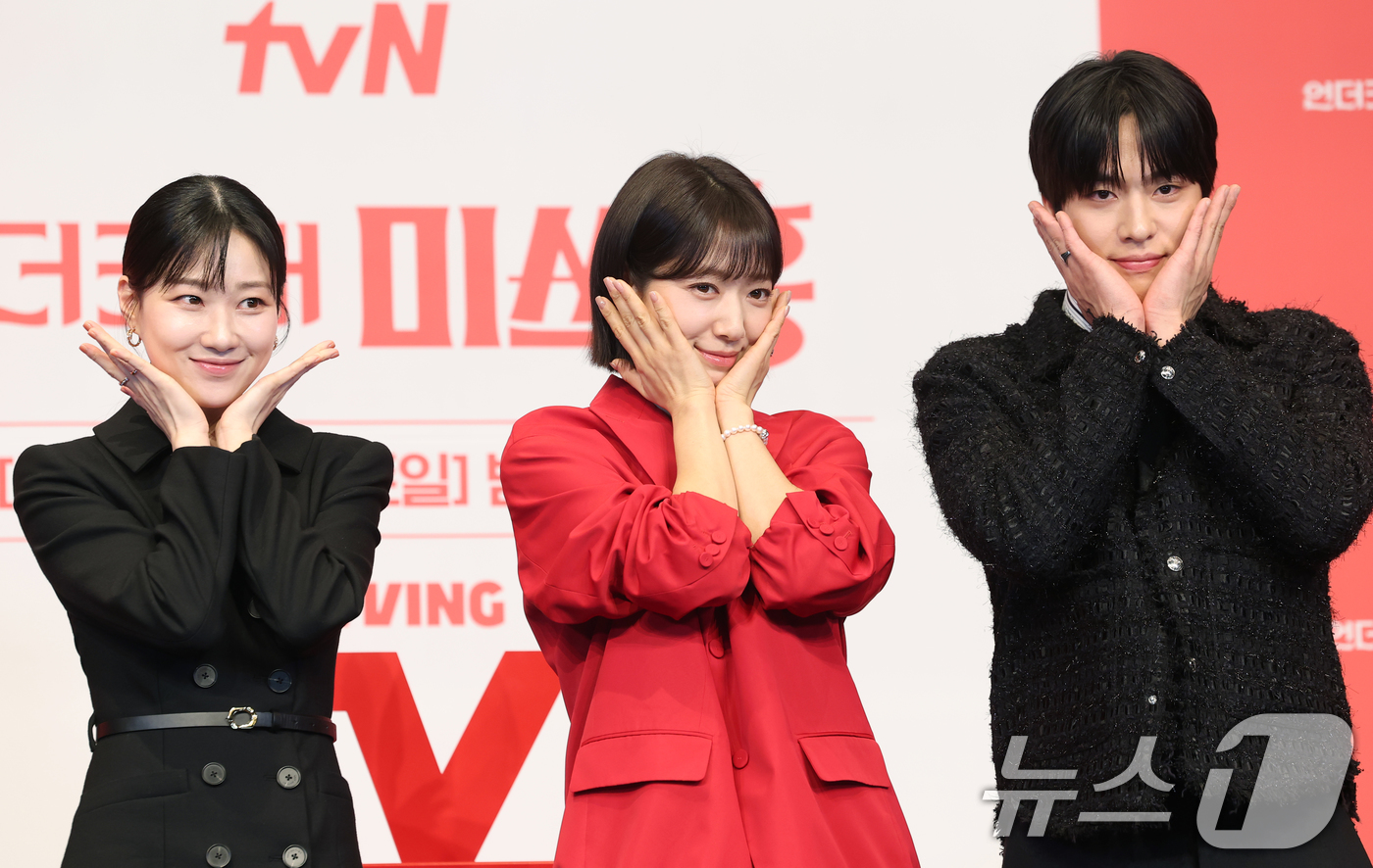 (서울=뉴스1) 권현진 기자 = 배우 하윤경(왼쪽부터)과 박신혜, 조한결이 12일 서울 구로구 더링크 호텔에서 열린 tvN 새 토일드라마 ‘언더커버 미쓰홍’(연출 박선호/극본 문현 …