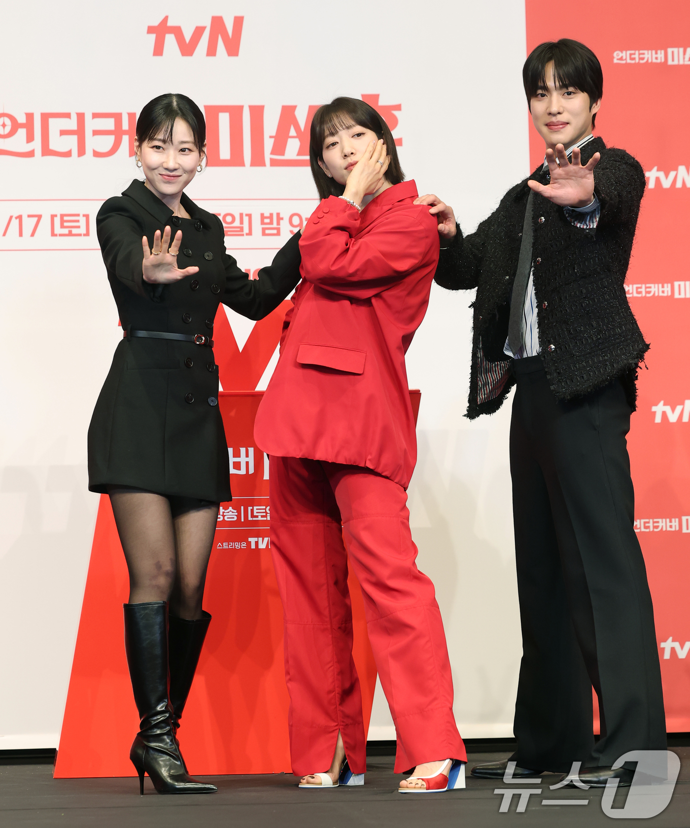 (서울=뉴스1) 권현진 기자 = 배우 하윤경(왼쪽부터)과 박신혜, 조한결이 12일 서울 구로구 더링크 호텔에서 열린 tvN 새 토일드라마 ‘언더커버 미쓰홍’(연출 박선호/극본 문현 …