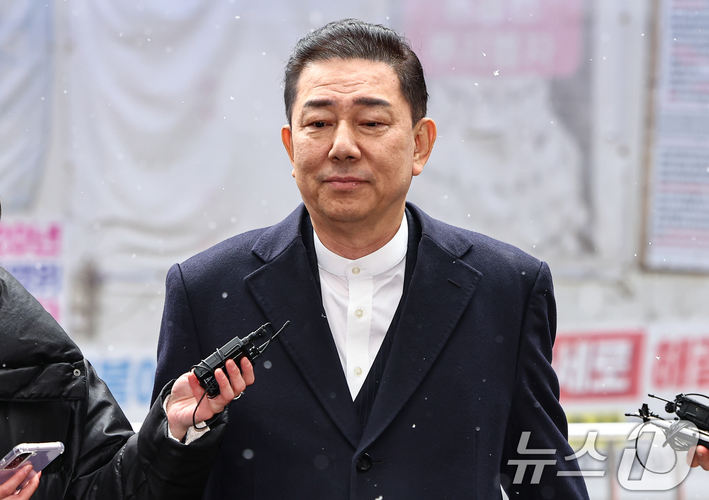 (서울=뉴스1) 김도우 기자 = 김병기 더불어민주당 전 원내대표가 12일 서울 여의도 민주당사에서 열리는 윤리심판원 회의에 출석하고 있다.민주당 윤리심판원은 이날 김병기 전 원내대 …