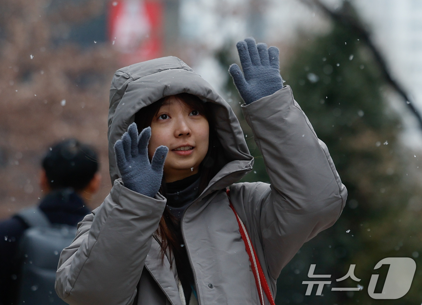 (서울=뉴스1) 안은나 기자 = 12일 오후 서울 중구 을지로에서 관광객들이 눈을 맞으며 걸어가고 있다. 2026.1.12/뉴스1