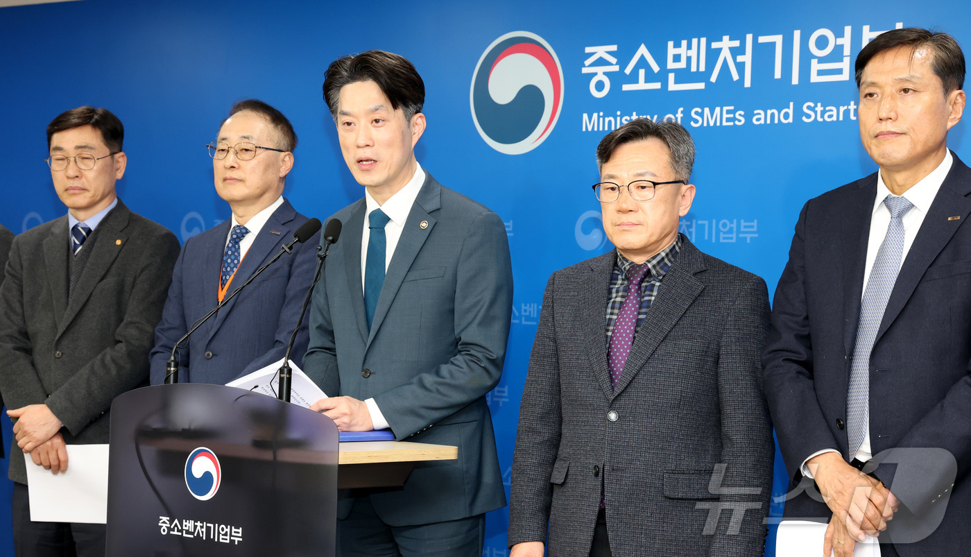 (세종=뉴스1) 김기남 기자 = 노용석 중소벤처기업부 제1차관(가운데)이 12일 세종시 정부세종청사 중소벤처기업부에서 중소벤처기업진흥공단, 소상공인시장진흥공단, 기술보증기금 등 총 …