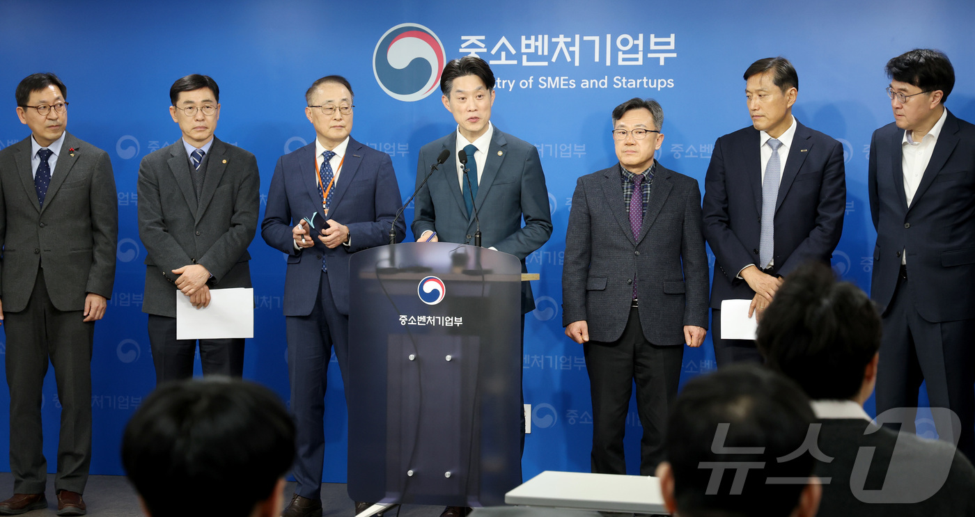 (세종=뉴스1) 김기남 기자 = 노용석 중소벤처기업부 제1차관이 12일 세종시 정부세종청사 중소벤처기업부에서 중소벤처기업진흥공단, 소상공인시장진흥공단, 기술보증기금 등 총 15개의 …