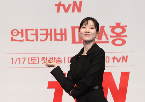 하윤경, 야망 가득한 대기업 비서