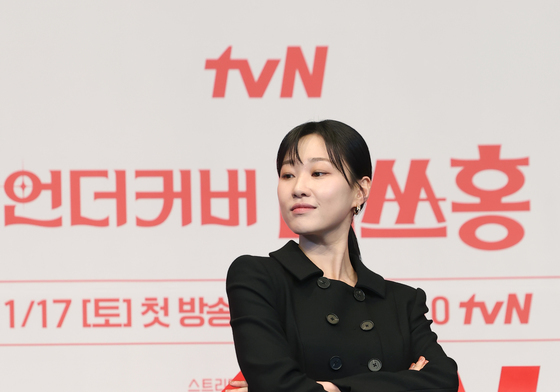 포즈 취하는 하윤경