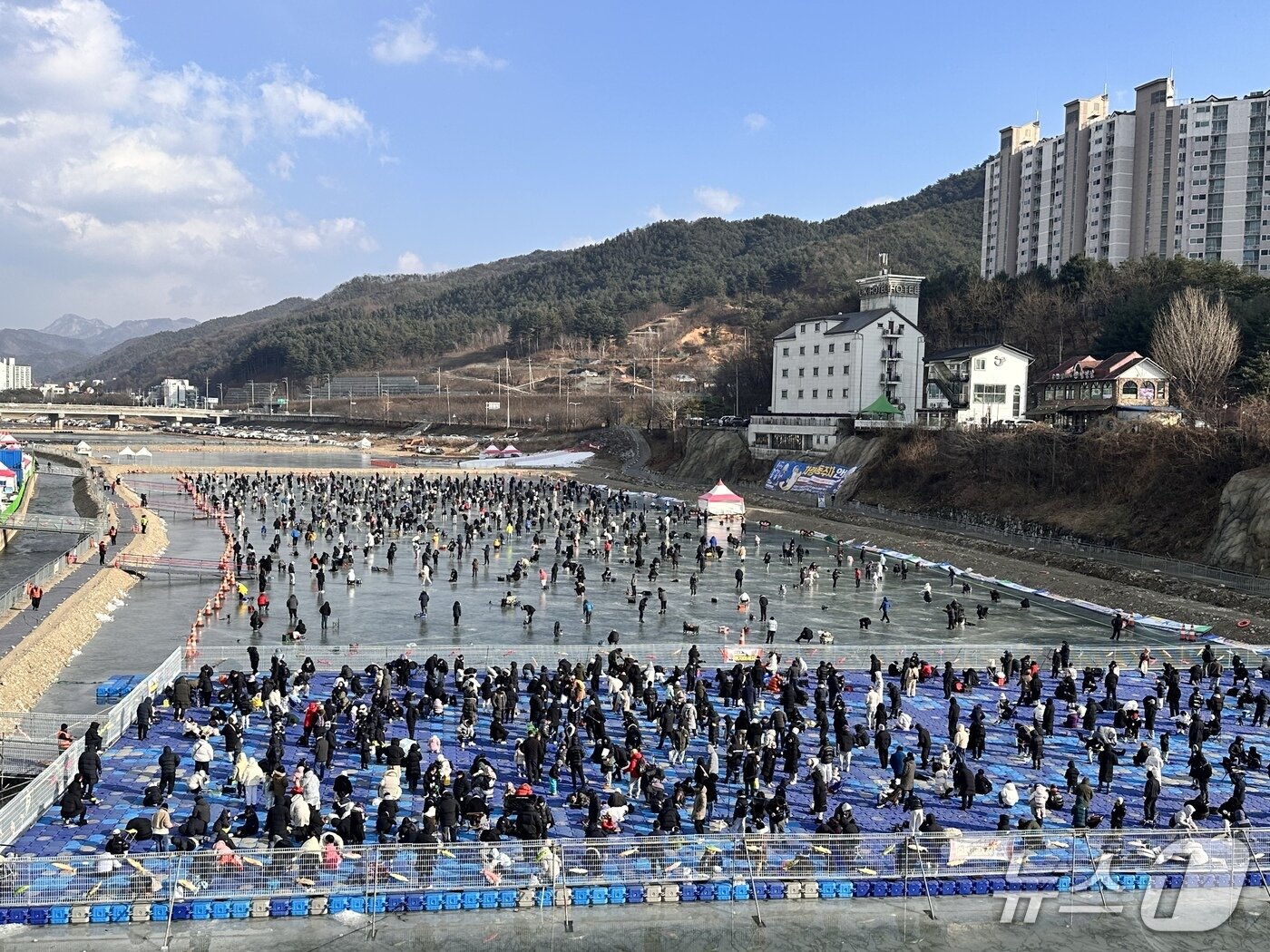 본문 이미지 - 제14회 홍천강 꽁꽁축제 현장 사진.(홍천군 제공. 재판매 및 DB금지)/뉴스1