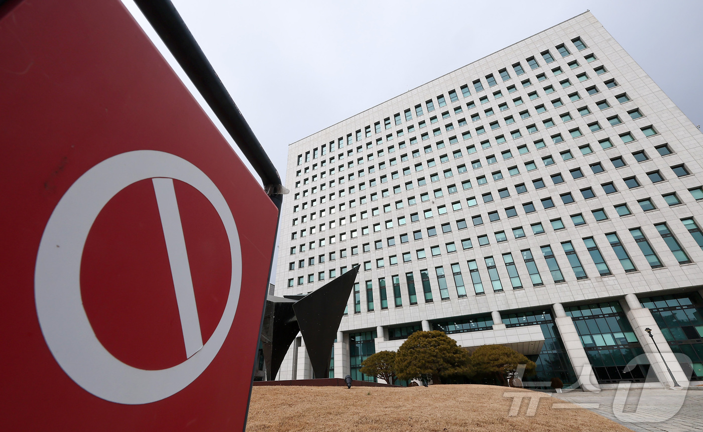 (서울=뉴스1) 김성진 기자 = 정부가 검찰의 직접 수사개시권을 박탈하고 기소 전담기관인 공소청으로 재편하는 한편 부패·경제범죄 등 9대 중대범죄를 수사하는 중대범죄수사청(중수청) …