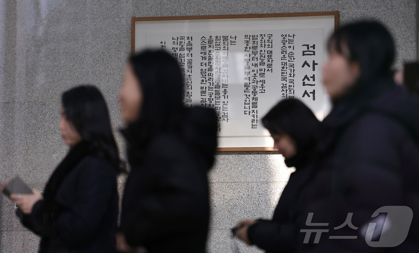 (서울=뉴스1) 김성진 기자 = 정부가 검찰의 직접 수사개시권을 박탈하고 기소 전담기관인 공소청으로 재편하는 한편 부패·경제범죄 등 9대 중대범죄를 수사하는 중대범죄수사청(중수청) …