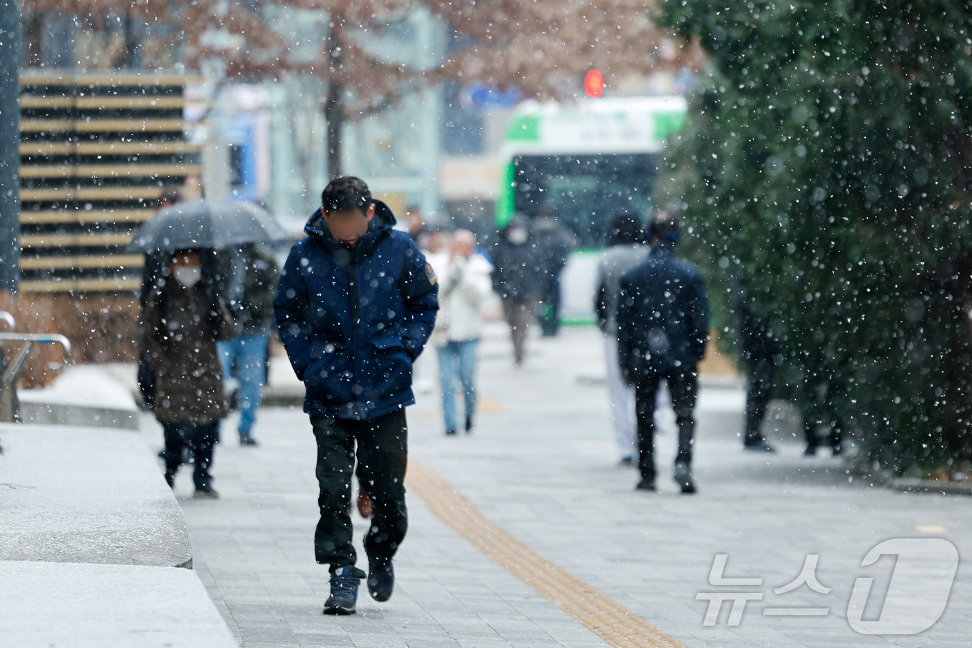 (서울=뉴스1) 안은나 기자 = 12일 오후 서울 중구 을지로에서 시민들이 눈을 맞으며 걸어가고 있다. 2026.1.12/뉴스1