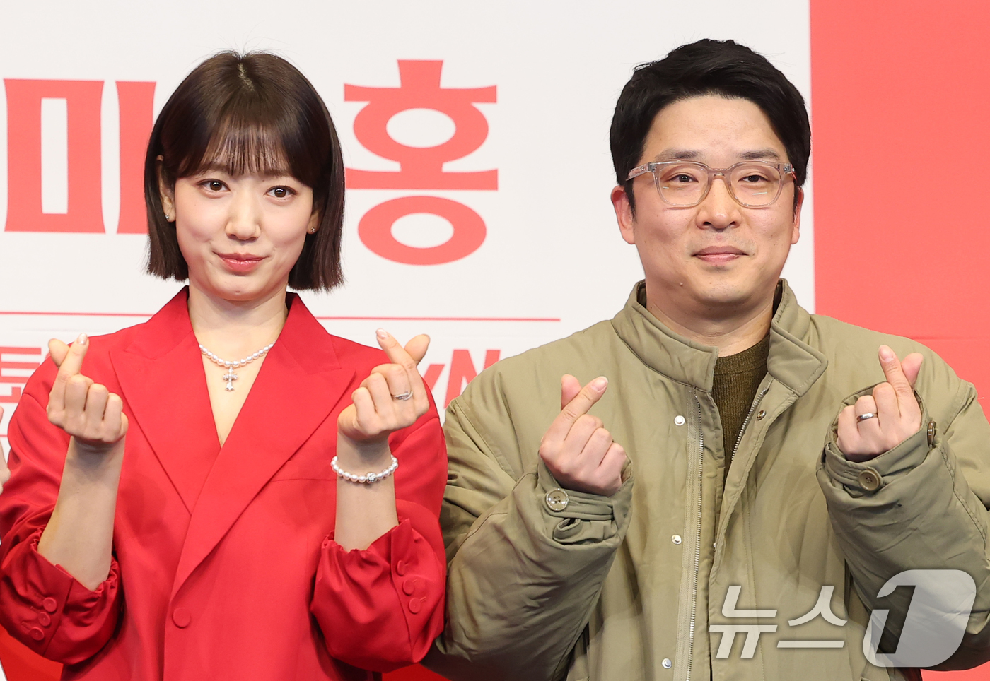 (서울=뉴스1) 권현진 기자 = 배우 박신혜와 박선호 PD(오른쪽)가 12일 서울 구로구 더링크 호텔에서 열린 tvN 새 토일드라마 ‘언더커버 미쓰홍’(연출 박선호/극본 문현경) …
