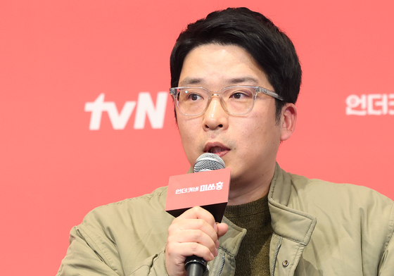 취재진 질문에 답하는 박선호 PD