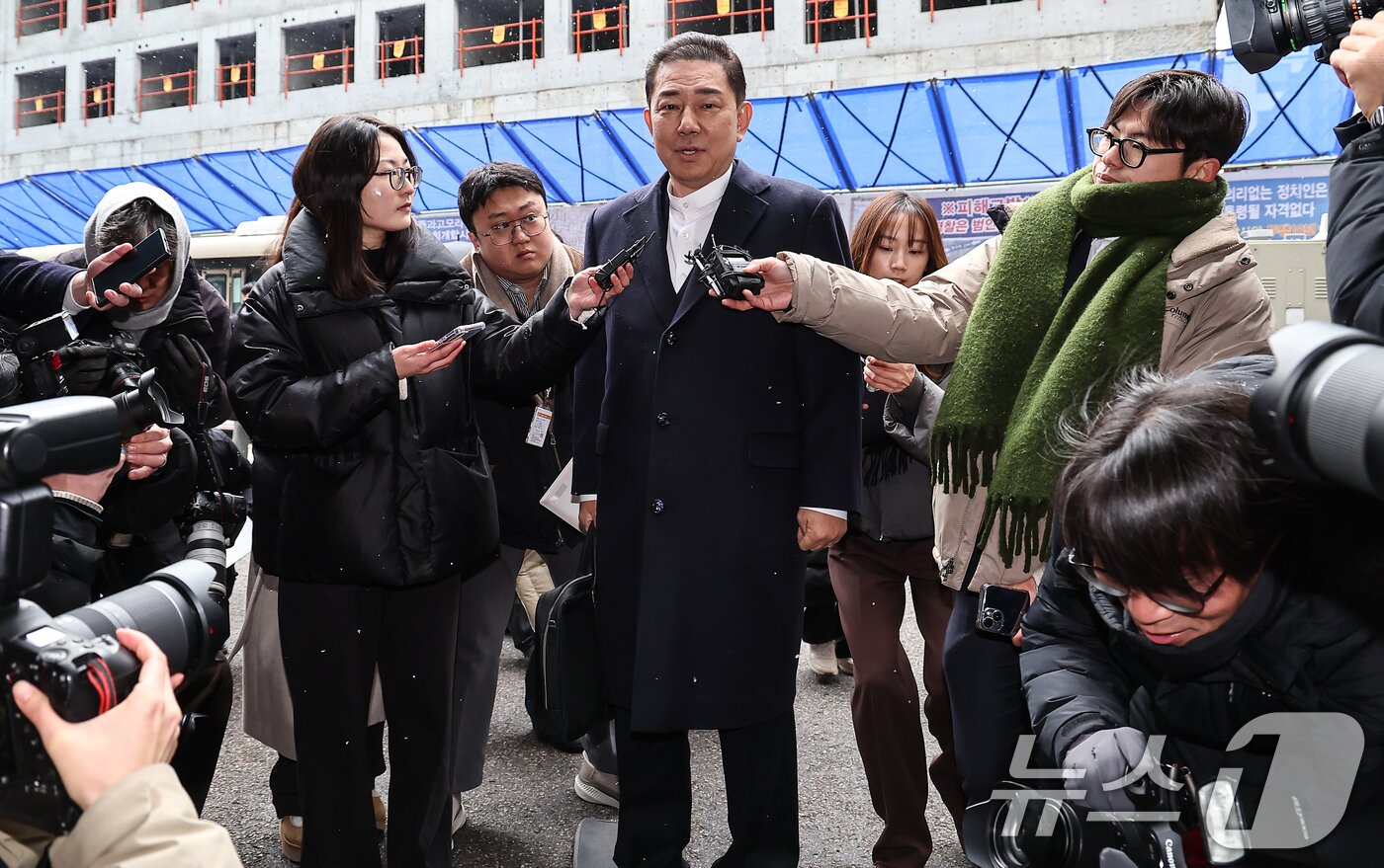 본문 이미지 - 김병기 더불어민주당 전 원내대표가 12일 서울 여의도 민주당사에서 열리는 윤리심판원 회의에 출석하고 있다. 2026.1.12/뉴스1 ⓒ News1 김도우 기자
