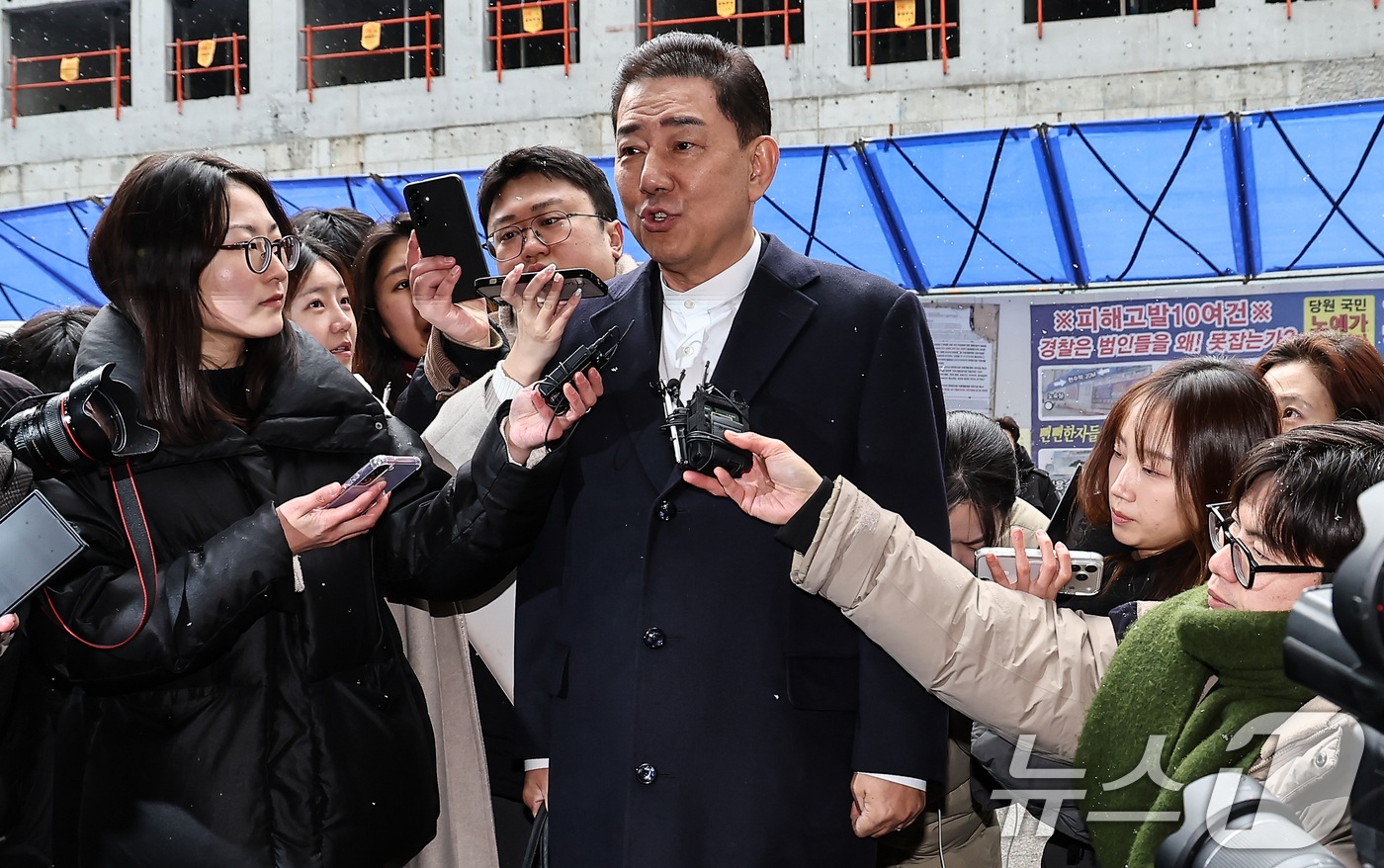 (서울=뉴스1) 김도우 기자 = 김병기 더불어민주당 전 원내대표가 12일 서울 여의도 민주당사에서 열리는 윤리심판원 회의에 출석하고 있다.민주당 윤리심판원은 이날 김병기 전 원내대 …