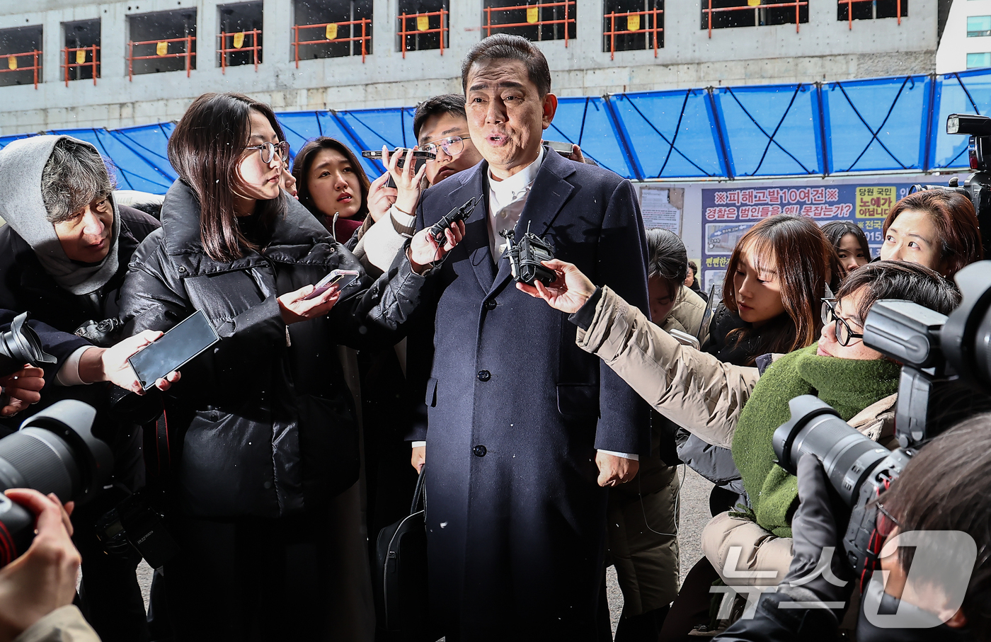 (서울=뉴스1) 김도우 기자 = 김병기 더불어민주당 전 원내대표가 12일 서울 여의도 민주당사에서 열리는 윤리심판원 회의에 출석하고 있다.민주당 윤리심판원은 이날 김병기 전 원내대 …