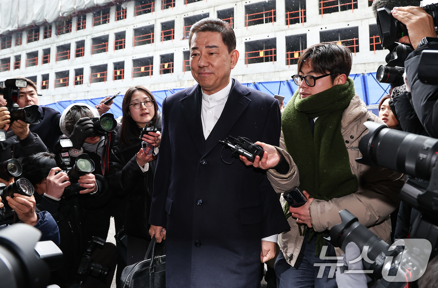 (서울=뉴스1) 김도우 기자 = 김병기 더불어민주당 전 원내대표가 12일 서울 여의도 민주당사에서 열리는 윤리심판원 회의에 출석하고 있다.민주당 윤리심판원은 이날 김병기 전 원내대 …