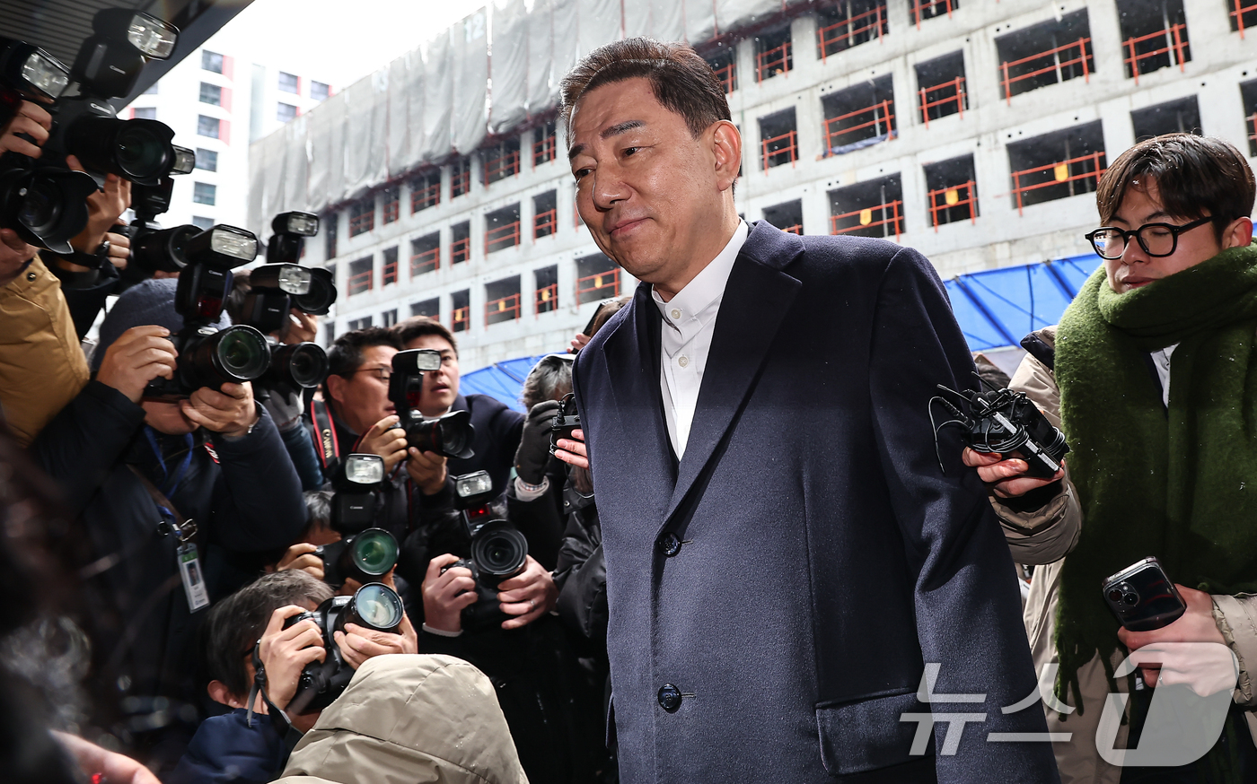 (서울=뉴스1) 김도우 기자 = 김병기 더불어민주당 전 원내대표가 12일 서울 여의도 민주당사에서 열리는 윤리심판원 회의에 출석하고 있다.민주당 윤리심판원은 이날 김병기 전 원내대 …