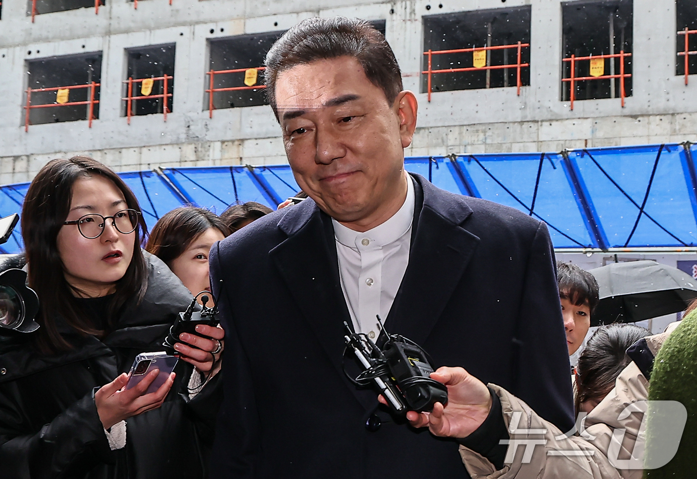 (서울=뉴스1) 김도우 기자 = 김병기 더불어민주당 전 원내대표가 12일 서울 여의도 민주당사에서 열리는 윤리심판원 회의에 출석하고 있다.민주당 윤리심판원은 이날 김병기 전 원내대 …