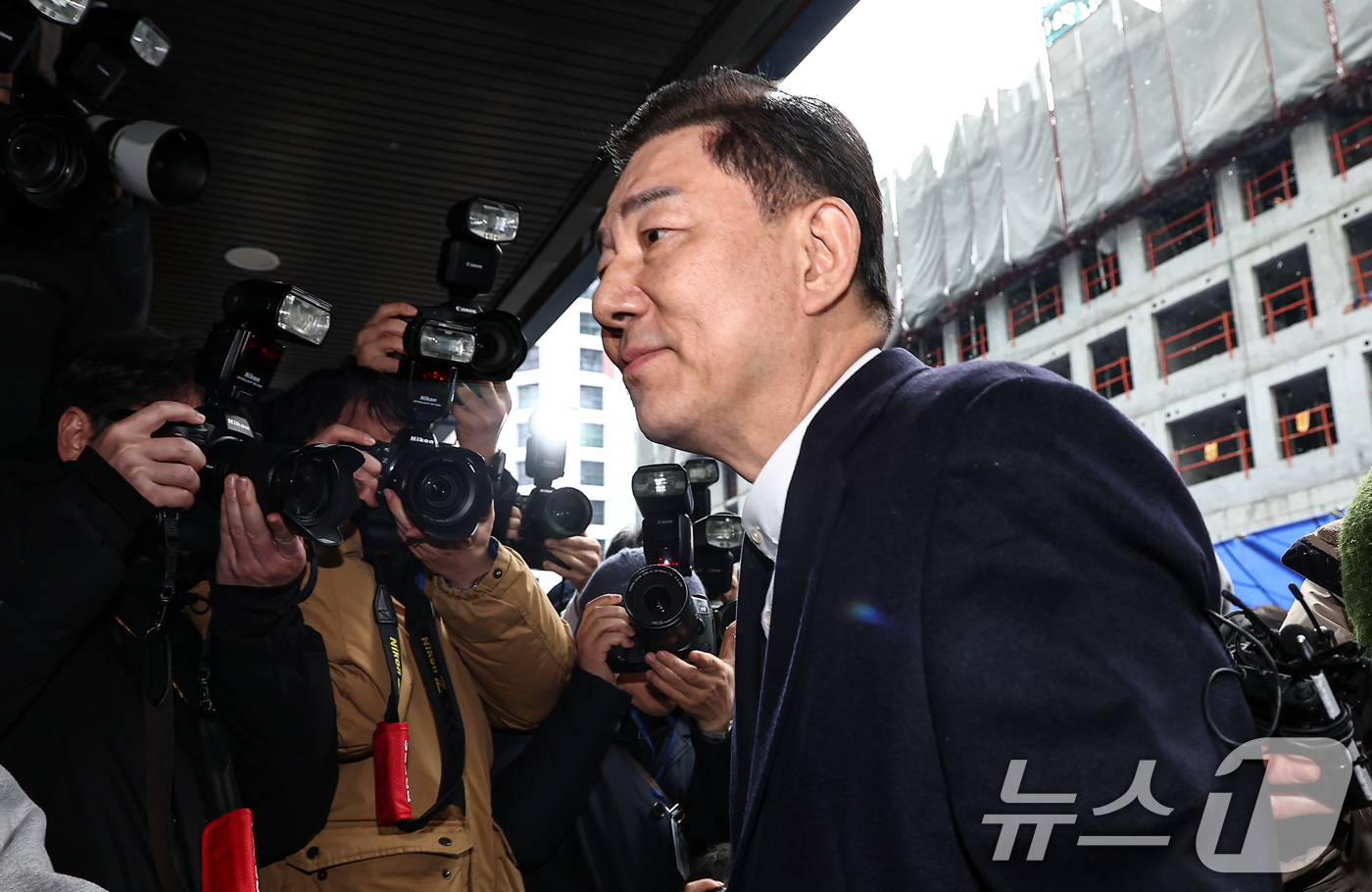 (서울=뉴스1) 김도우 기자 = 김병기 더불어민주당 전 원내대표가 12일 서울 여의도 민주당사에서 열리는 윤리심판원 회의에 출석하고 있다.민주당 윤리심판원은 이날 김병기 전 원내대 …