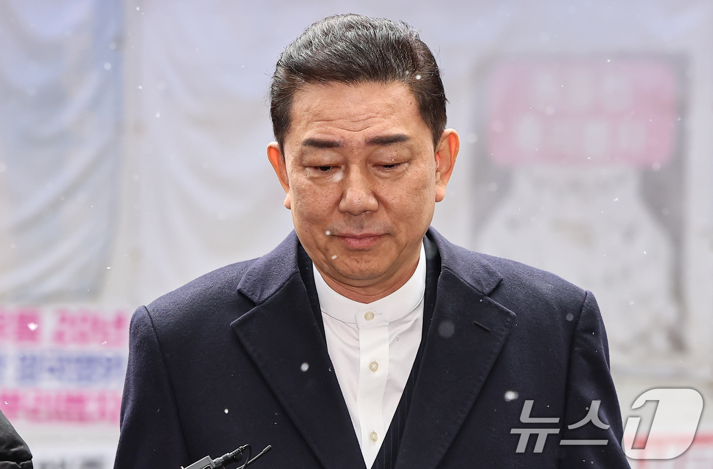 (서울=뉴스1) 김도우 기자 = 김병기 더불어민주당 전 원내대표가 12일 서울 여의도 민주당사에서 열리는 윤리심판원 회의에 출석하고 있다.민주당 윤리심판원은 이날 김병기 전 원내대 …