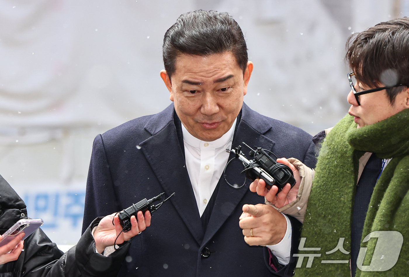 (서울=뉴스1) 김도우 기자 = 김병기 더불어민주당 전 원내대표가 12일 서울 여의도 민주당사에서 열리는 윤리심판원 회의에 출석하고 있다.민주당 윤리심판원은 이날 김병기 전 원내대 …