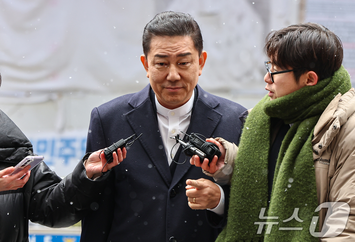 (서울=뉴스1) 김도우 기자 = 김병기 더불어민주당 전 원내대표가 12일 서울 여의도 민주당사에서 열리는 윤리심판원 회의에 출석하고 있다.민주당 윤리심판원은 이날 김병기 전 원내대 …