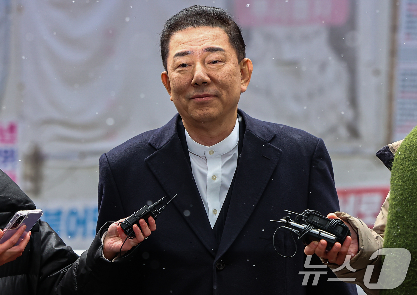 (서울=뉴스1) 김도우 기자 = 김병기 더불어민주당 전 원내대표가 12일 서울 여의도 민주당사에서 열리는 윤리심판원 회의에 출석하고 있다.민주당 윤리심판원은 이날 김병기 전 원내대 …