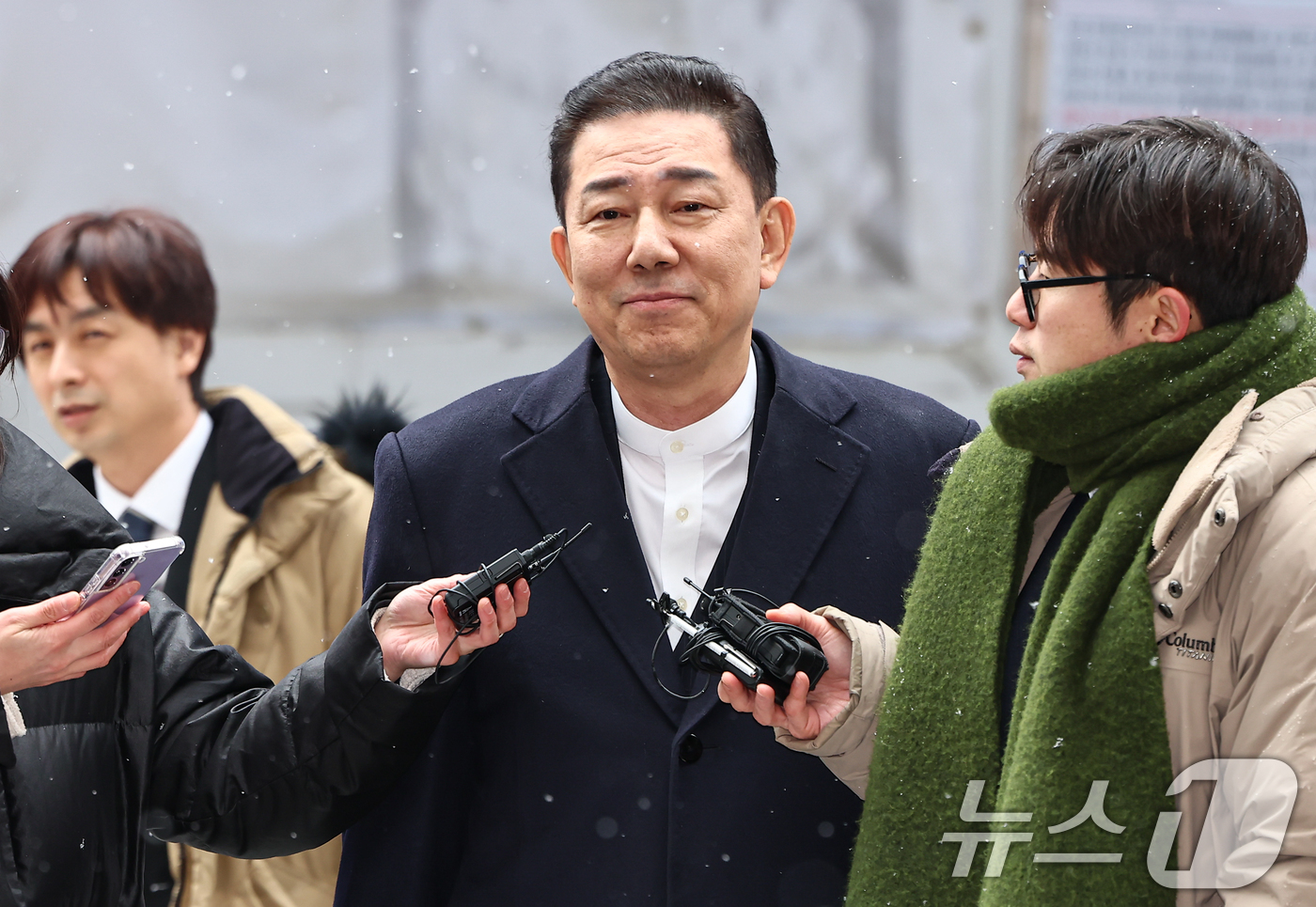 (서울=뉴스1) 김도우 기자 = 김병기 더불어민주당 전 원내대표가 12일 서울 여의도 민주당사에서 열리는 윤리심판원 회의에 출석하고 있다.민주당 윤리심판원은 이날 김병기 전 원내대 …