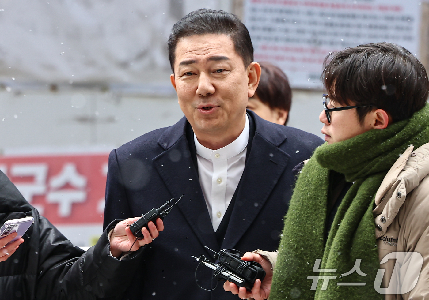 (서울=뉴스1) 김도우 기자 = 김병기 더불어민주당 전 원내대표가 12일 서울 여의도 민주당사에서 열리는 윤리심판원 회의에 출석하고 있다.민주당 윤리심판원은 이날 김병기 전 원내대 …