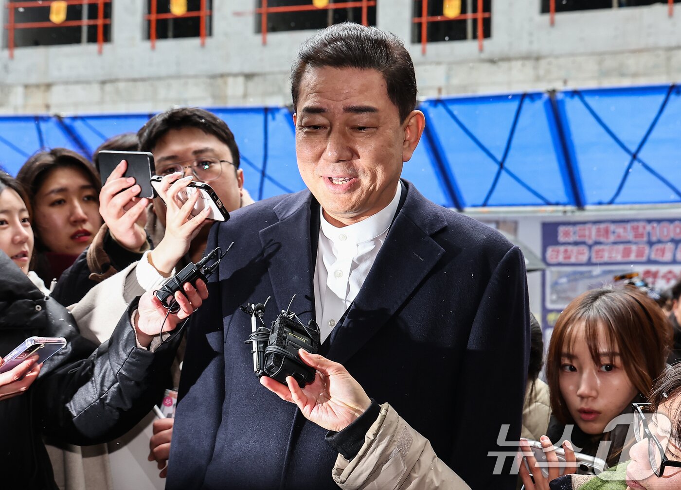 본문 이미지 - 김병기 더불어민주당 전 원내대표가 12일 서울 여의도 민주당사에서 열리는 윤리심판원 회의에 출석하고 있다. 2026.1.12/뉴스1 ⓒ News1 김도우 기자