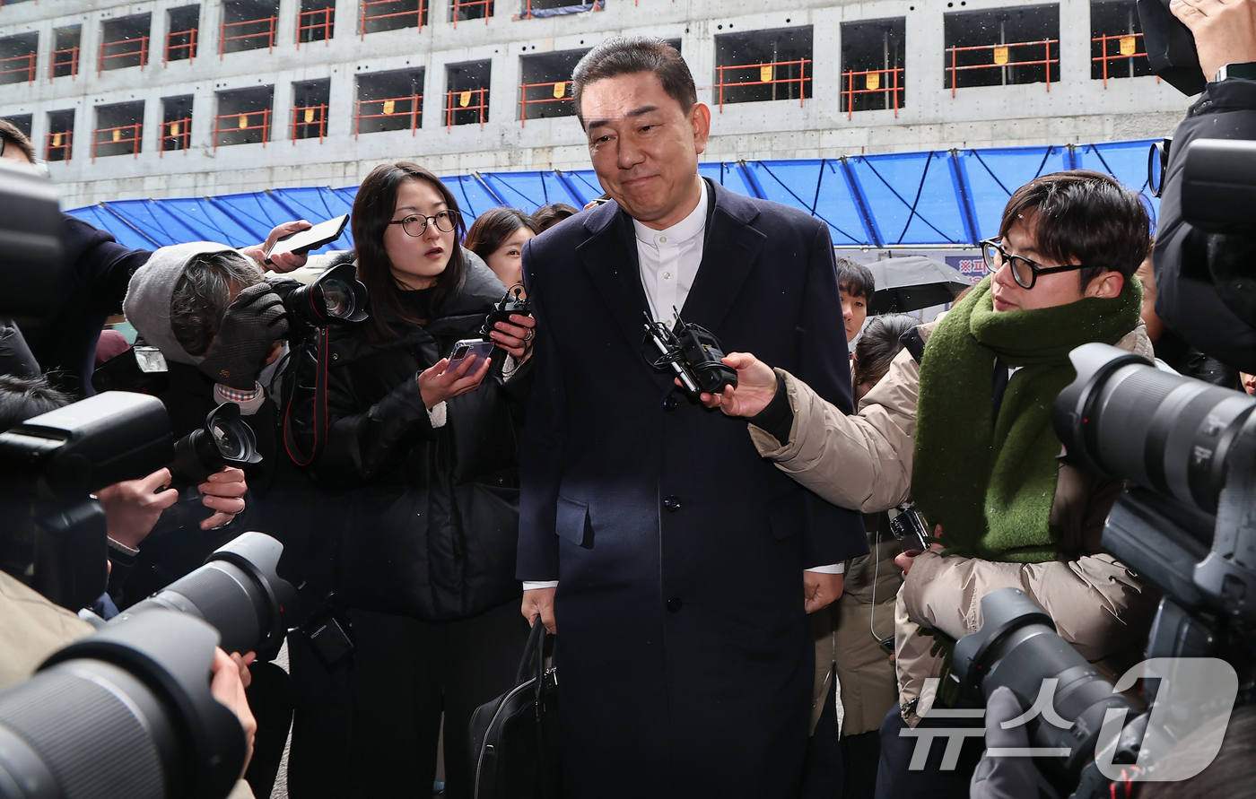 (서울=뉴스1) 김도우 기자 = 김병기 더불어민주당 전 원내대표가 12일 서울 여의도 민주당사에서 열리는 윤리심판원 회의에 출석하고 있다.민주당 윤리심판원은 이날 김병기 전 원내대 …