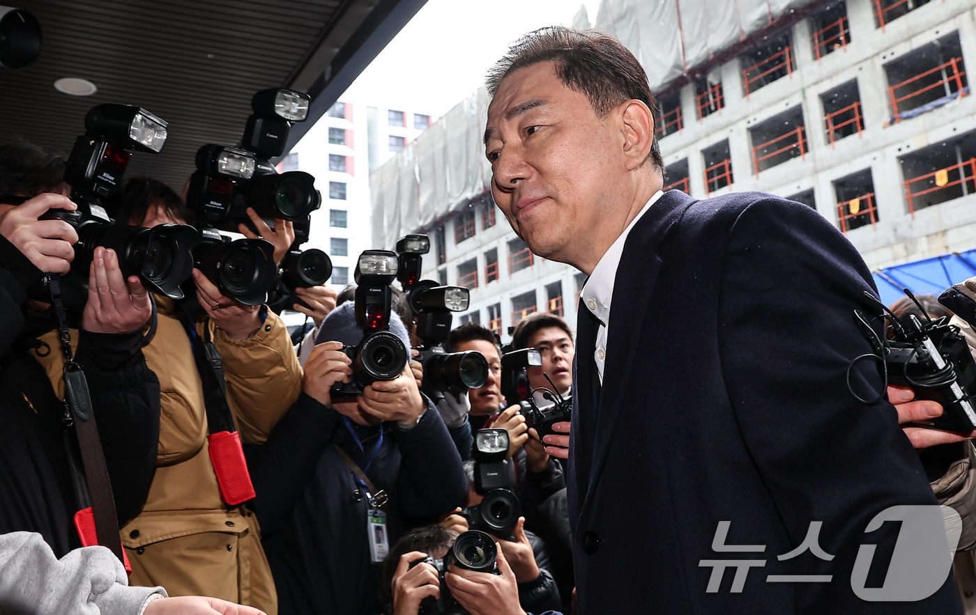 (서울=뉴스1) 김도우 기자 = 김병기 더불어민주당 전 원내대표가 12일 서울 여의도 민주당사에서 열리는 윤리심판원 회의에 출석하고 있다.민주당 윤리심판원은 이날 김병기 전 원내대 …