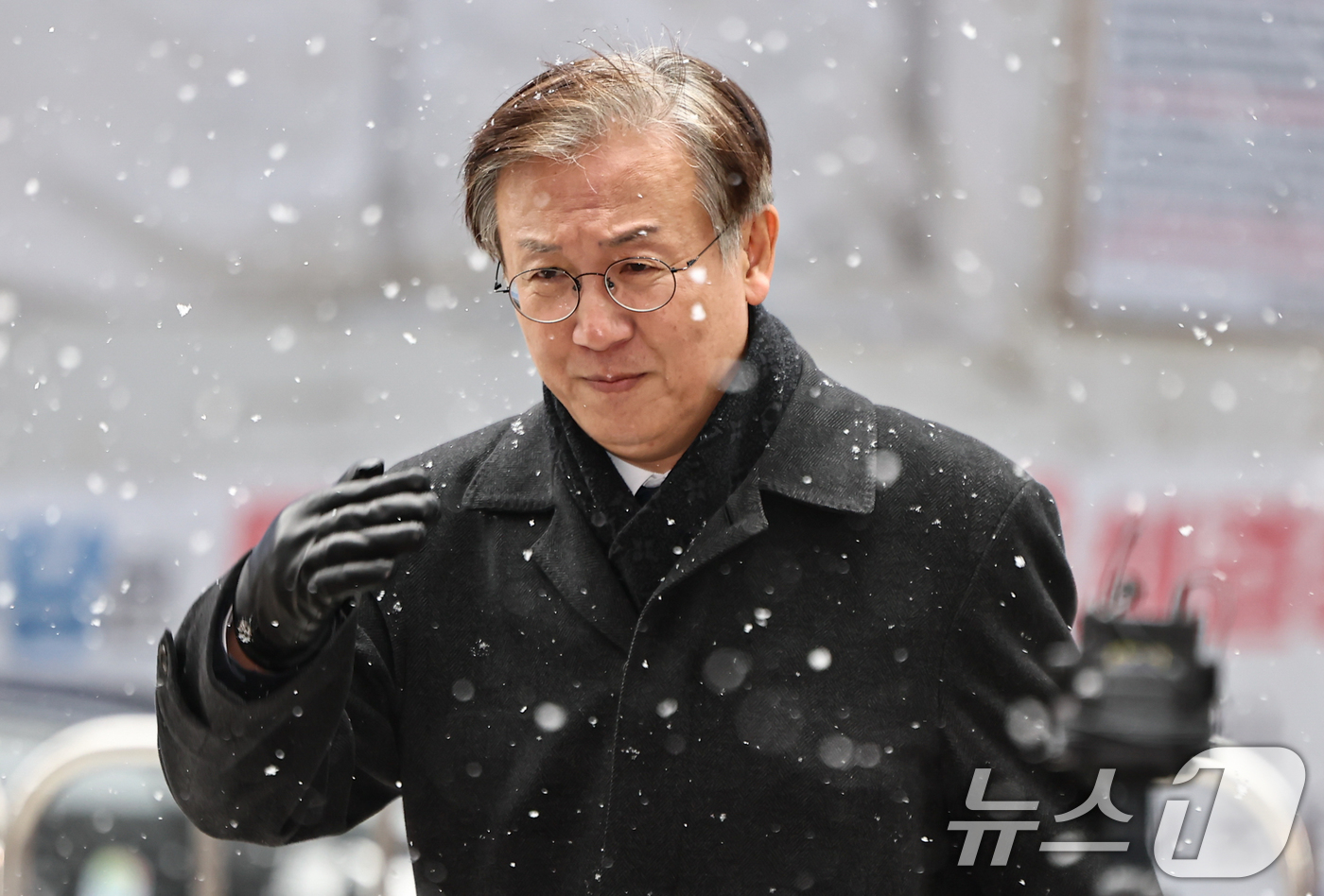 (서울=뉴스1) 김도우 기자 = 한동수 더불어민주당 윤리심판원장이 12일 서울 여의도 민주당사에서 열리는 윤리심판원 회의에 참석하기 위해 당사로 들어서고 있다.민주당 윤리심판원은 …