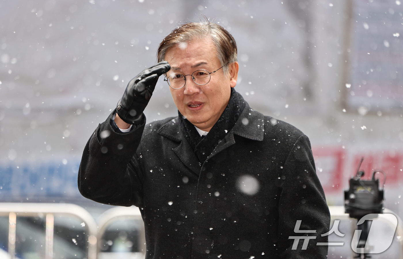 (서울=뉴스1) 김도우 기자 = 한동수 더불어민주당 윤리심판원장이 12일 서울 여의도 민주당사에서 열리는 윤리심판원 회의에 참석하기 위해 당사로 들어서고 있다.민주당 윤리심판원은 …