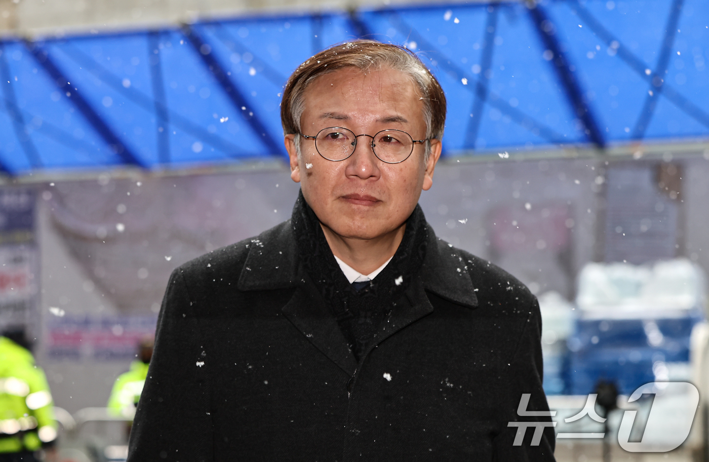 (서울=뉴스1) 김도우 기자 = 한동수 더불어민주당 윤리심판원장이 12일 서울 여의도 민주당사에서 열리는 윤리심판원 회의에 참석하기 위해 당사로 들어서고 있다.민주당 윤리심판원은 …