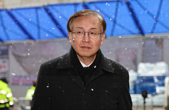 당사 들어서는 한동수 민주당 윤리심판원장