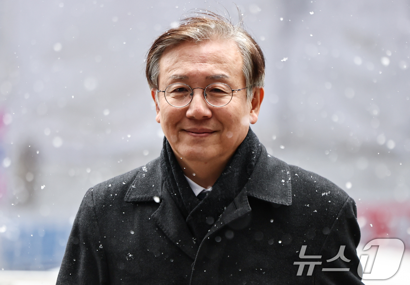 (서울=뉴스1) 김도우 기자 = 한동수 더불어민주당 윤리심판원장이 12일 서울 여의도 민주당사에서 열리는 윤리심판원 회의에 참석하기 위해 당사로 들어서고 있다.민주당 윤리심판원은 …