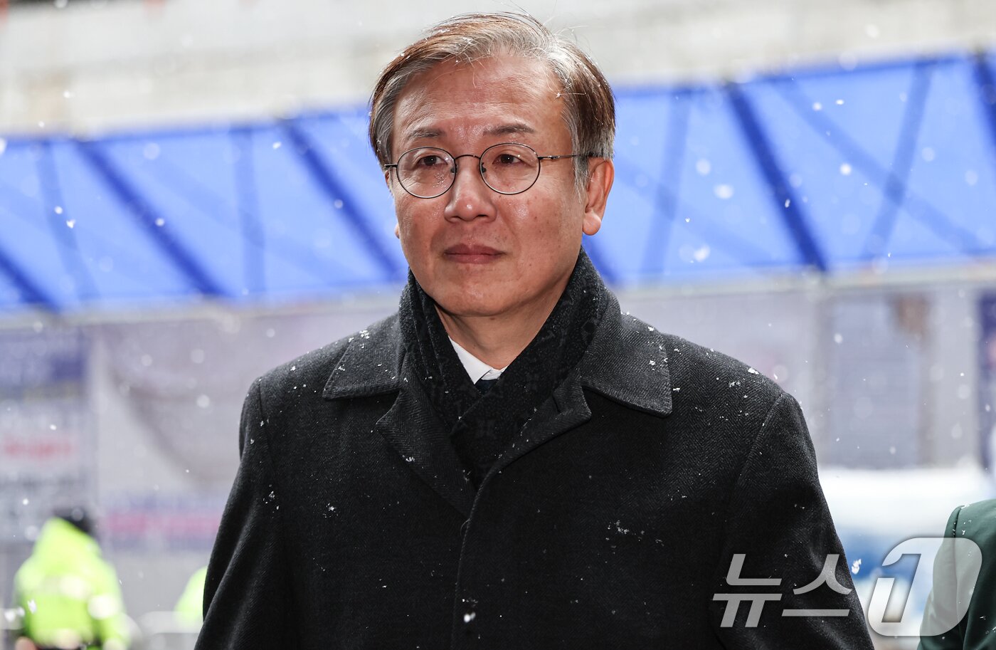 본문 이미지 - 한동수 더불어민주당 윤리심판원장이 12일 서울 여의도 민주당사에서 열리는 윤리심판원 회의에 참석하기 위해 당사로 들어서고 있다. 민주당 윤리심판원은 이날 김병기 전 원내대표의 ‘공천 헌금’ 의혹과 관련해 제명 등 징계를 논의한다. 2026.1.12/뉴스1 ⓒ News1 김도우 기자