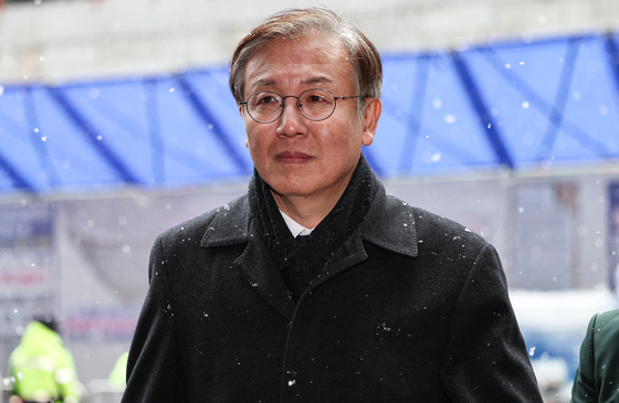 당사 들어서는 한동수 민주당 윤리심판원장