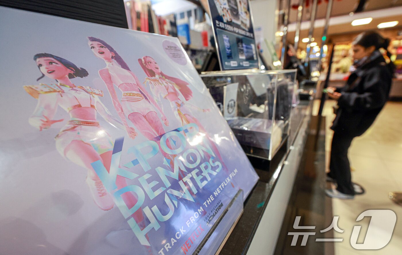 본문 이미지 - 넷플릭스 애니메이션 케이팝 데몬 헌터스(케데헌)이 11일(현지시간) 미국 제83회 골든글로브 시상식에서 장편 애니메이션상과 주제가상을 동시에 받으며 2관왕을 차지했다. 사진은 12일 서울 종로구 교보문고 광화문점에 케이팝 데몬 헌터스 음반이 진열된 모습. 2026.1.12/뉴스1 ⓒ News1 이호윤 기자