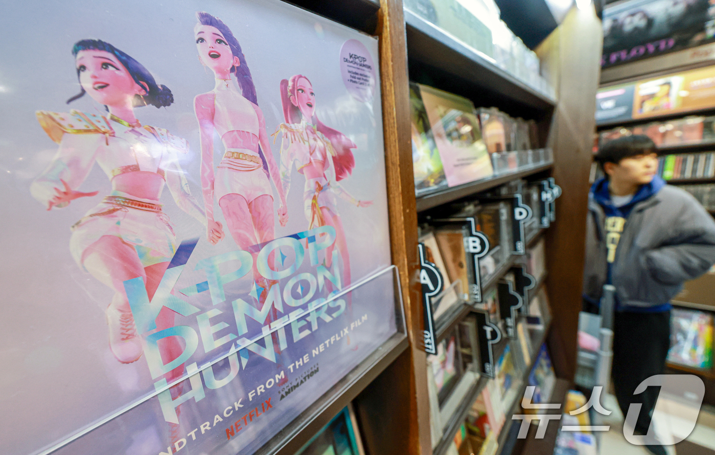 (서울=뉴스1) 이호윤 기자 = 넷플릭스 애니메이션 케이팝 데몬 헌터스(케데헌)이 11일(현지시간) 미국 제83회 골든글로브 시상식에서 장편 애니메이션상과 주제가상을 동시에 받으며 …