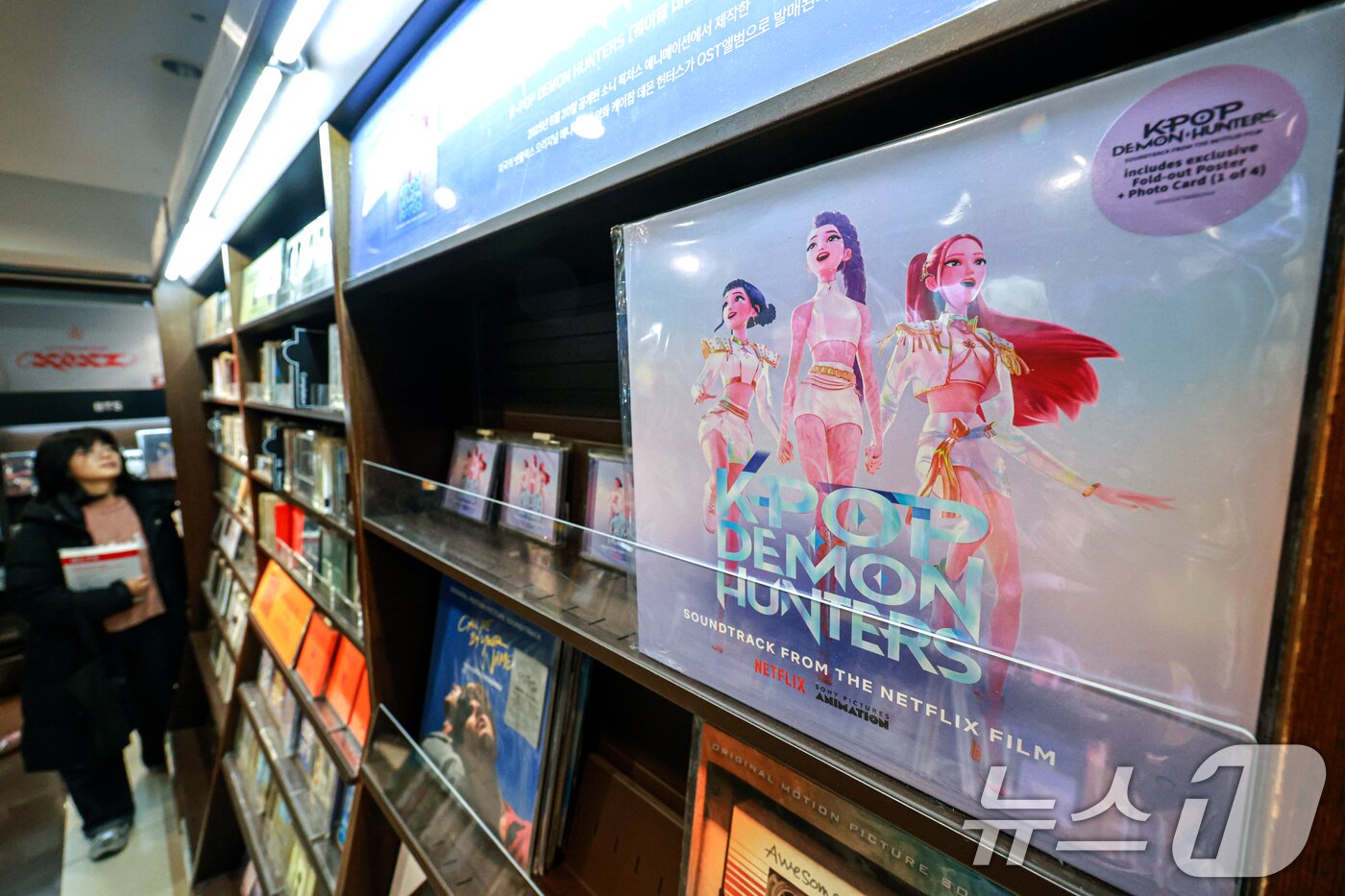 본문 이미지 - 넷플릭스 애니메이션 케이팝 데몬 헌터스(케데헌)이 11일(현지시간) 미국 제83회 골든글로브 시상식에서 장편 애니메이션상과 주제가상을 동시에 받으며 2관왕을 차지했다. 사진은 12일 서울 종로구 교보문고 광화문점에 케이팝 데몬 헌터스 음반이 진열된 모습. 2026.1.12/뉴스1 ⓒ News1 이호윤 기자