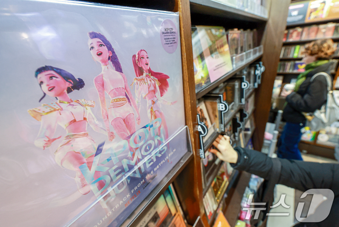 (서울=뉴스1) 이호윤 기자 = 넷플릭스 애니메이션 케이팝 데몬 헌터스(케데헌)이 11일(현지시간) 미국 제83회 골든글로브 시상식에서 장편 애니메이션상과 주제가상을 동시에 받으며 …