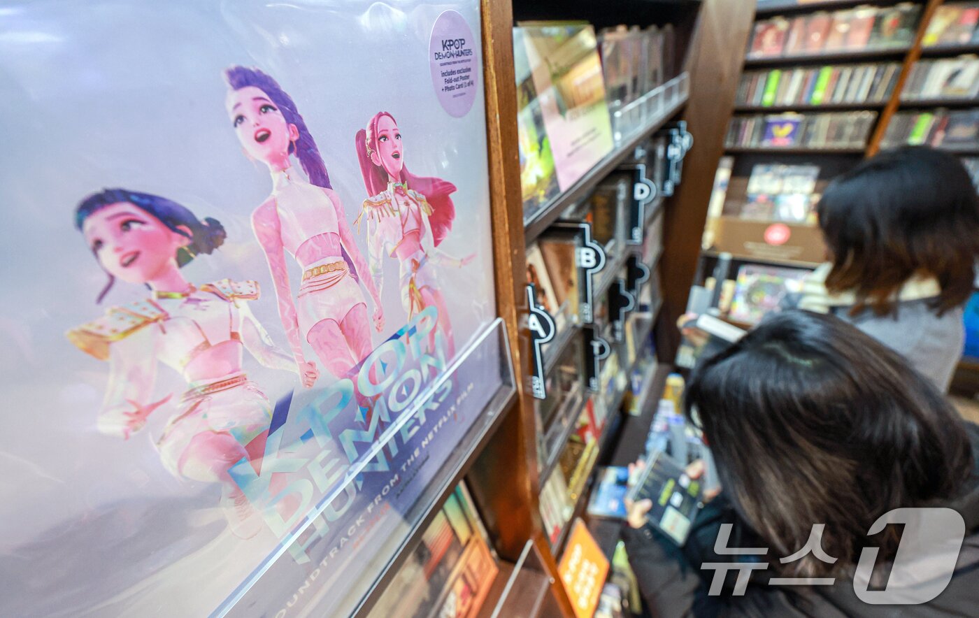 본문 이미지 - 넷플릭스 애니메이션 케이팝 데몬 헌터스(케데헌)이 11일(현지시간) 미국 제83회 골든글로브 시상식에서 장편 애니메이션상과 주제가상을 동시에 받으며 2관왕을 차지했다. 사진은 12일 서울 종로구 교보문고 광화문점에 케이팝 데몬 헌터스 음반이 진열된 모습. 2026.1.12/뉴스1 ⓒ News1 이호윤 기자