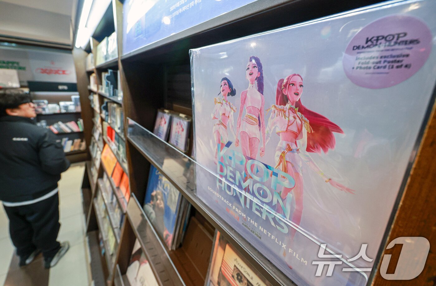 본문 이미지 - 넷플릭스 애니메이션 케이팝 데몬 헌터스(케데헌)이 11일(현지시간) 미국 제83회 골든글로브 시상식에서 장편 애니메이션상과 주제가상을 동시에 받으며 2관왕을 차지했다. 사진은 12일 서울 종로구 교보문고 광화문점에 케이팝 데몬 헌터스 음반이 진열된 모습. 2026.1.12/뉴스1 ⓒ News1 이호윤 기자