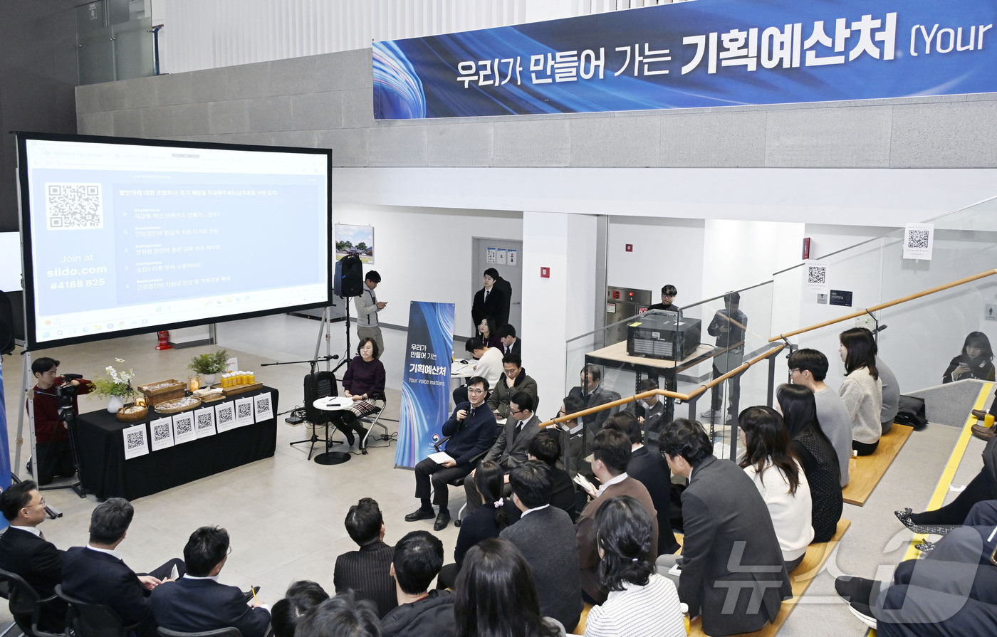 (서울=뉴스1) = 임기근 기획예산처 장관 직무대행 차관이 12일 오전 정부세종청사 중앙동에서 열린 '전직원 소통 간담회'에 참석해 발언하고 있다. (기획예산처 제공. 재판매 및 …