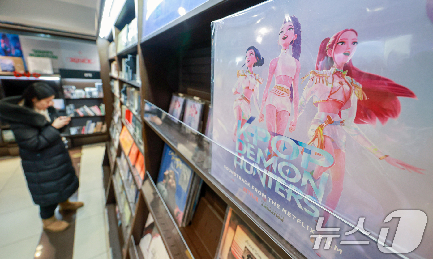 (서울=뉴스1) 이호윤 기자 = 넷플릭스 애니메이션 케이팝 데몬 헌터스(케데헌)이 11일(현지시간) 미국 제83회 골든글로브 시상식에서 장편 애니메이션상과 주제가상을 동시에 받으며 …