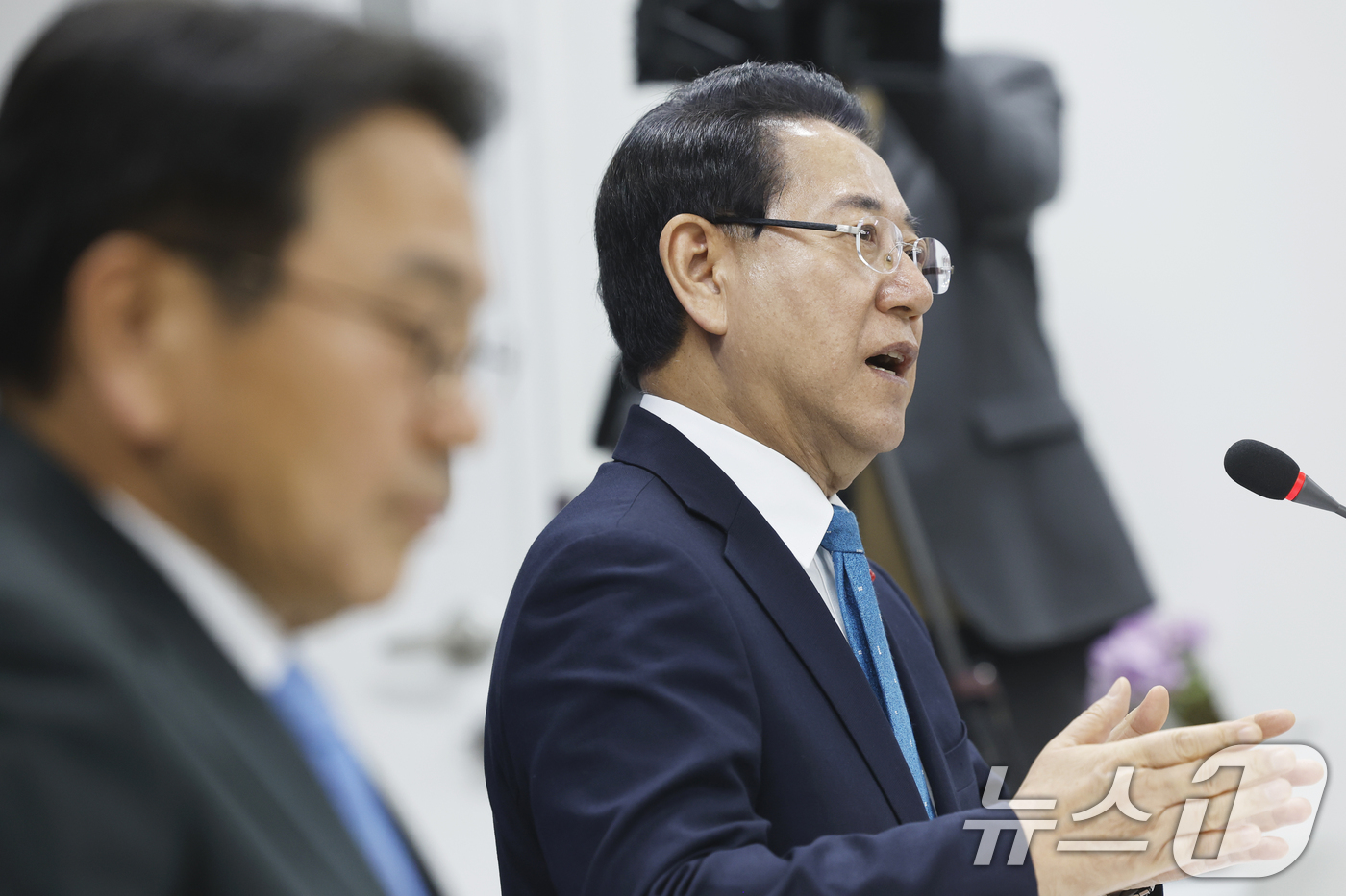 (나주=뉴스1) 김태성 기자 = 12일 전남 나주 동신대 전남연구원 회의실에서 열린 광주 전남 행정통합 추진 협의체 회의에서 김영록 전남도지사가 발언하고 있다. 2026.1.12/ …