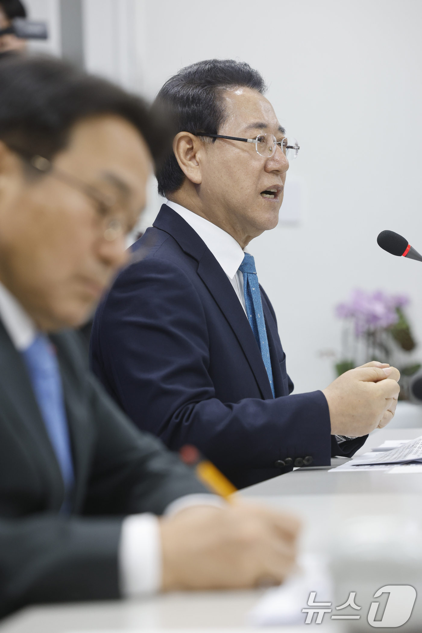 (나주=뉴스1) 김태성 기자 = 12일 전남 나주 동신대 전남연구원 회의실에서 열린 광주 전남 행정통합 추진 협의체 회의에서 김영록 전남도지사가 발언하고 있다. 2026.1.12/ …