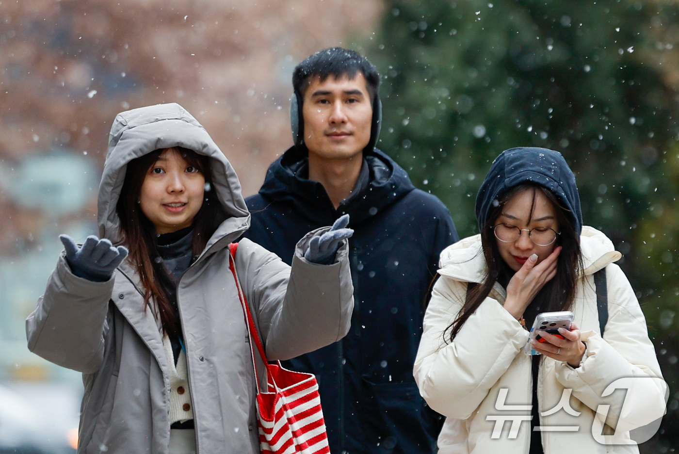 (서울=뉴스1) 안은나 기자 = 12일 오후 서울 중구 을지로에서 관광객들이 눈을 맞으며 걸어가고 있다. 2026.1.12/뉴스1
