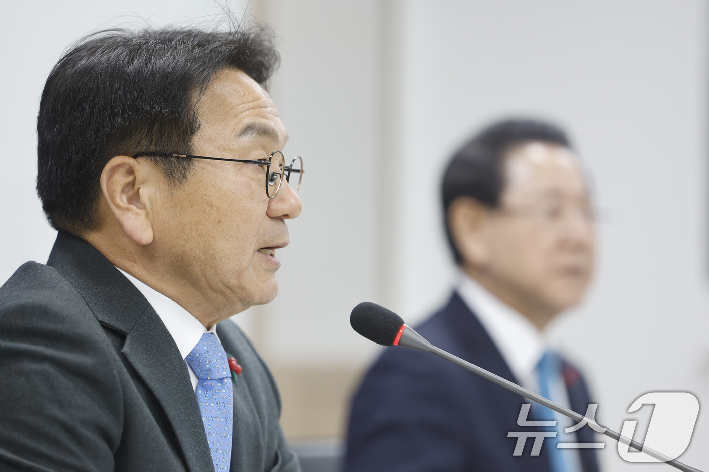 (나주=뉴스1) 김태성 기자 = 12일 전남 나주 동신대 전남연구원 회의실에서 열린 광주 전남 행정통합 추진 협의체 회의에서 강기정 광주시장이 발언하고 있다. 2026.1.12/뉴 …